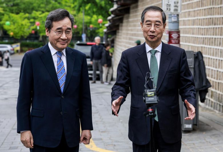 한덕수 무소속 대통령 선거 예비 후보와 이낙연 새미래민주당 상임고문이 6일 서울 중구 달개비 컨퍼런스하우스에서 오찬회동 마친 뒤 취재진의 질문에 답하고 있다.2025.05.06. 뉴시스