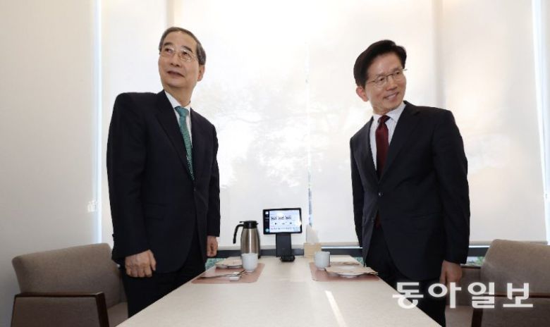 김문수 국민의힘 대선 후보와 한덕수 무소속 예비후보가 7일 오후 서울 종로구의 한 식당에서 단일화 관련 회동을 하고 있다. 장승윤 기자 tomato99@donga.com