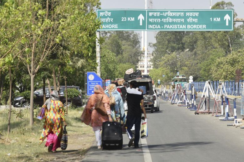 인도를 방문했던 파키스탄 국민들이 4월 25일 암리차르의 와가 국경검문소를 통해 파키스탄으로 귀국하려고 고속도로를 따라 걷고 있다. 히말라야 지역 카슈미르의 고도로 군사화된 국경에서는 인도군과 파키스탄군 사이에 잠시 총격전이 벌어졌다. 양국이 영유권 분쟁을 하는 카슈미르 지역에서는 지난 달 관광객들 피습사건 이후 미사일 공격등 사태가 악화하고 있다. 2025.05.07 암리차르(인도)=AP/뉴시스