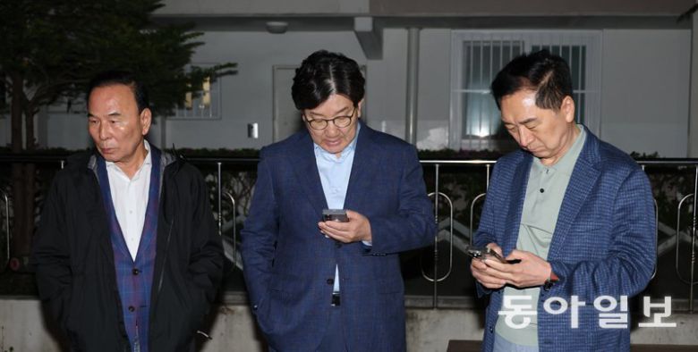 김문수 집앞의 권성동 국민의힘 권성동 원내대표가 한덕수 전 국무총리와의 단일화 압박에 반발해 대선 후보 일정 중단을 선언한 김문수 대선 후보를 만나기 위해 6일 밤 서울 관악구 김 후보의 집 앞에서 기다리며 전화기를 보고 있다. 왼쪽부터 박덕흠 의원, 권 원내대표, 김기현 의원. 전영한 기자 scoopjyh@donga.com