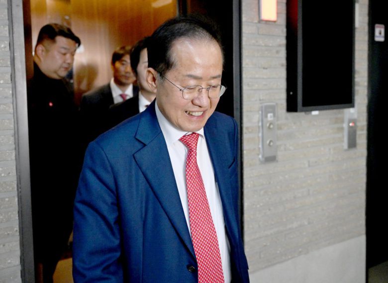 홍준표 후보가 29일 서울 여의도 국민의힘 당사에서 열린 제21대 대통령 후보자 국민의힘 3차 경선 진출자 발표 행사에서 탈락 발표가 난 후 퇴장하고 있다. 2025.4.29/ 국회사진취재단