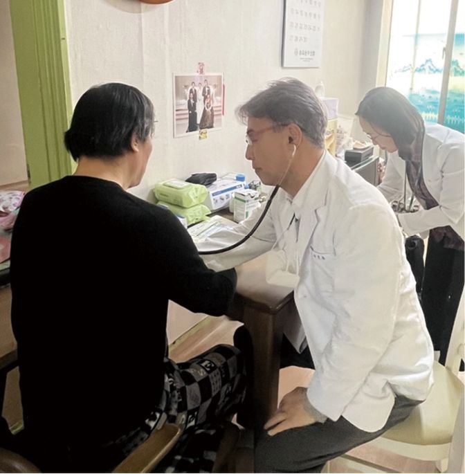 송파 사랑 건강주치의(가운데)가 한 환자의 집으로 찾아가 진료를 해주고 있다. 송파구 제공