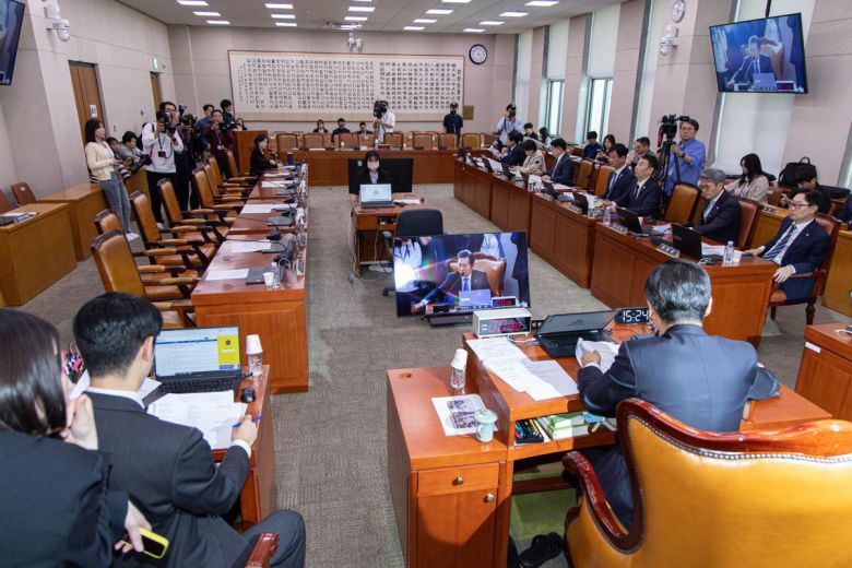 정청래 국회 법제사법위원회 위원장이 7일 오후 서울 여의도 국회에서 열린 법사위 전체회의에서 의사봉을 두드리고 있다. 이날 국민의힘 법사위원들은 ‘대통령 당선시 재판 정지법’ 상정을 앞두고 퇴장했다. ⓒ News1