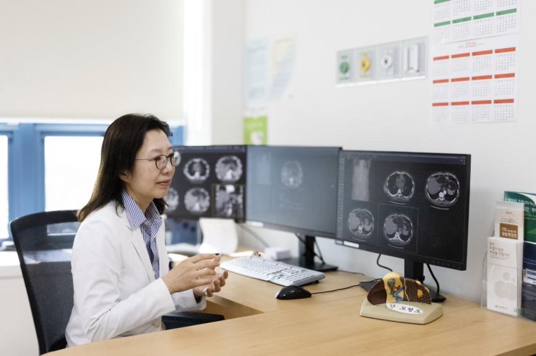 김보현 국립암센터 간담도 췌장암센터 교수가 컴퓨터 단층 촬영(CT)에서 발견된 간암에 관해 설명하고 있다. 국립암센터 제공