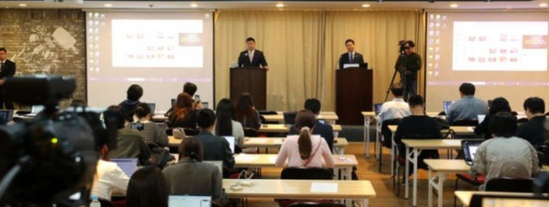 7일 서울 강남에서 고 김새론 배우 유족의 법률대리인인 부지석 변호사 등이 기자회견을 갖고 있다. 뉴시스