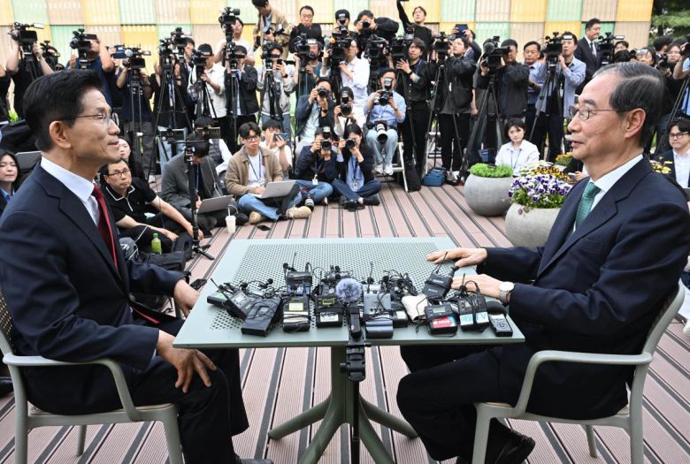 국민의힘 김문수 대선후보와 무소속 한덕수 대선 예비후보가 8일 서울 국회 사랑재에 위치한 커피숍에서 대화를 나누고 있다. 사진공동취재단