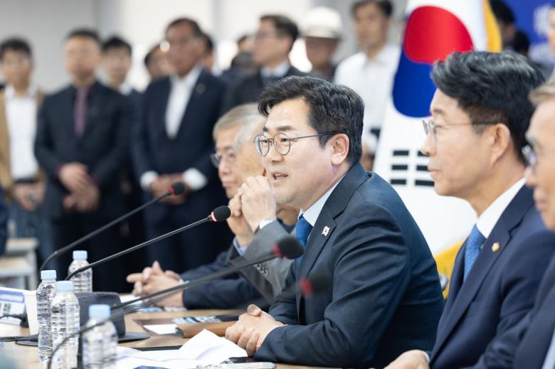 박찬대 더불어민주당 대표 직무대행 겸 원내대표가 8일 서울 여의도 더불어민주당 중앙당사에서 열린 후보직속 ‘글로벌책임강국위원회 대책회의’에 참석해 인사말하고 있다. 2025.5.8/뉴스1