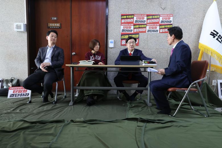 권성동 국민의힘 원내대표가 8일 오전 서울 여의도 국회에서 김문수 당 대통령 후보에게 단일화 약속을 촉구하며 무기한 단식농성을 하고 있다. 뉴스1