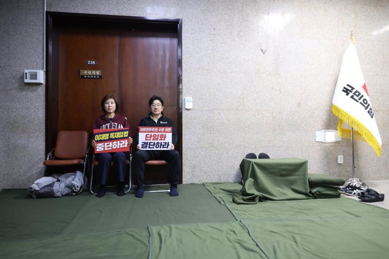 권성동 국민의힘 원내대표와 김미애 의원이 8일 새벽 서울 여의도 국회 원내대표실 앞에서 김문수 대선 후보와 한덕수 무소속 대선 후보의 단일화를 촉구하며 단식농성을 하고 있다. 뉴시스