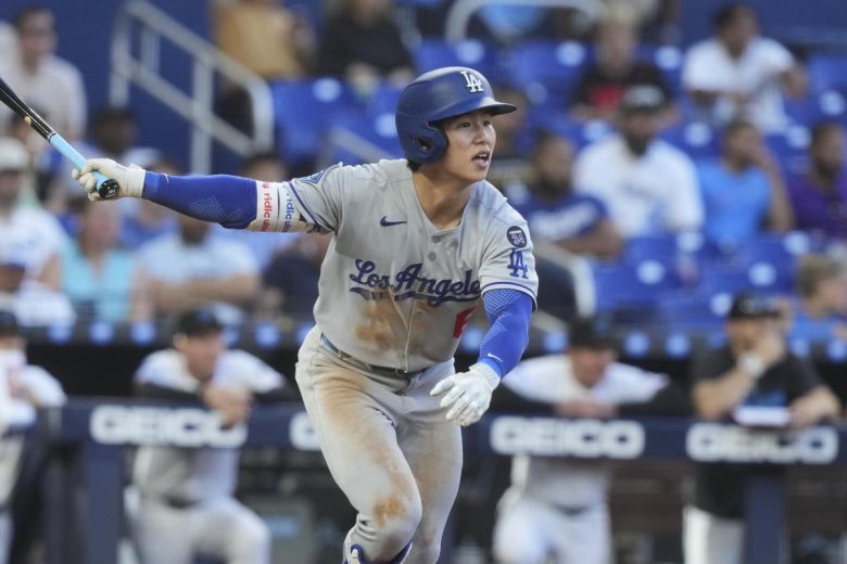 LA 다저스 김혜성이 8일 미국프로야구 메이저리그(MLB) 마이애미와의 방문경기에서 8회초 안타를 치고 있다. 이날 김혜성은 멀티 히트 경기를 치르며 3경기 연속 안타를 이어갔다. 이날 팀은 10-1로 마이애미에 승리했다. 마이애미=AP 뉴시스