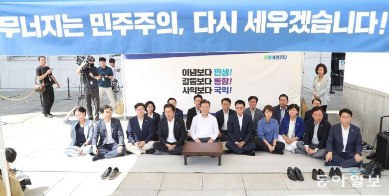 더불어민주당 이재명 대표(가운데)가 31일 서울 여의도 국회 본청 앞에서 천막을 치고 단식에 돌입했다.