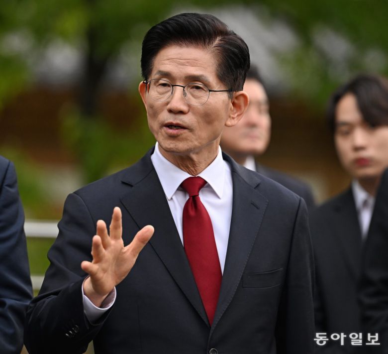 김문수 국민의힘 대선 후보가 8일 오후 서울 여의도 국회 강변서재에서 한덕수 무소속 대선 예비후보와 단일화 관련 회동을 마친 뒤 언론 브리핑을 하고 있다. 이훈구 기자 ufo@donga.com