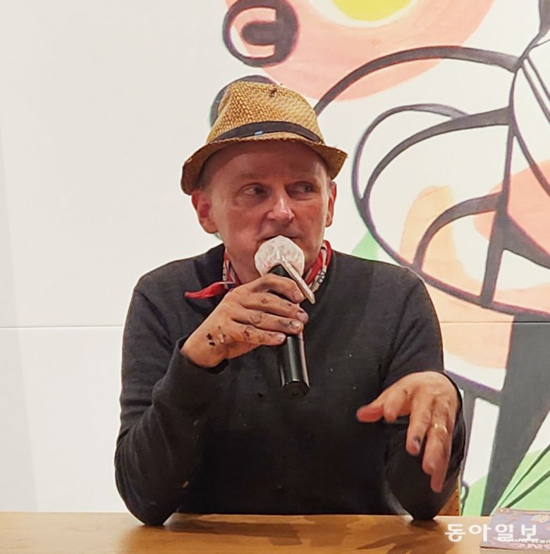독일 팝 아티스트인 짐 아비뇽 작가가 2일 부산 수영구 포디움다이브에서 열린 기자 간담회에서 자신의 생각을 말하고 있다. 김화영 기자 run@donga.com