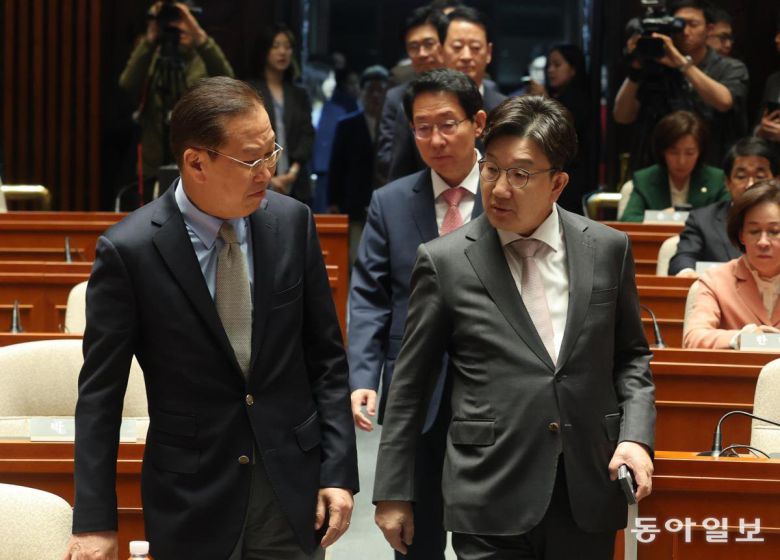 사흘째 심야 의총 국민의힘 권영세 비상대책위원장(앞줄 왼쪽)과 권성동 원내대표(앞줄 오른쪽)가 7일 오후 서울 여의도 국회에서 열린 의원총회에 참석하고 있다. 권 원내대표는 이날 국민의힘 김문수 대선 후보와 한덕수 전 국무총리 회동에서 단일화 합의가 무산되자 단일화 촉구 단식 농성에 돌입하겠다고 선언했다. 장승윤 기자 tomato99@donga.com