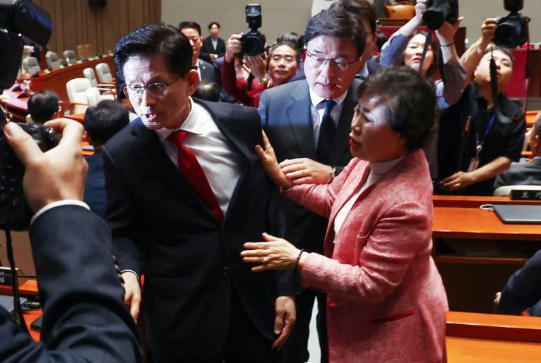 김문수 국민의힘 대통령 후보가 9일 서울 여의도 국회에서 열린 의원총회에서 “무소속을 당 후보 만들려 불법부당 수단 동원, 중단하라＂며 입장을 밝힌 뒤 의총장을 떠나자 의원들이 이를 말리고 있다. 2025.5.9 뉴스1