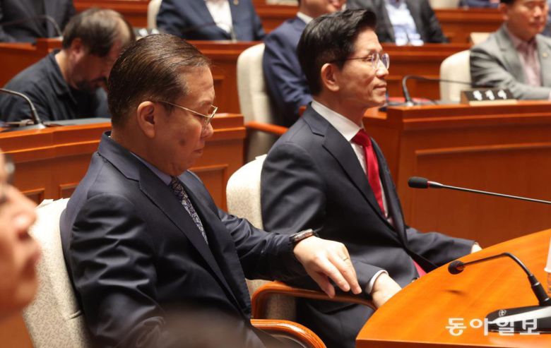 김문수 국민의힘 대통령 후보가 9일 서울 여의도 국회에서 열린 의원총회에서 “무소속을 당 후보 만들려 불법 부당 수단 동원, 중단하라”는 입장을 밝혔다. 당초 후보와 의원들간에 토론을 하자고 모인 의총이었지만 김 후보자 퇴장하면서 의총은 김 후보 없이 비공개로 진행되었다.  장승윤 기자 tomato99@donga.com