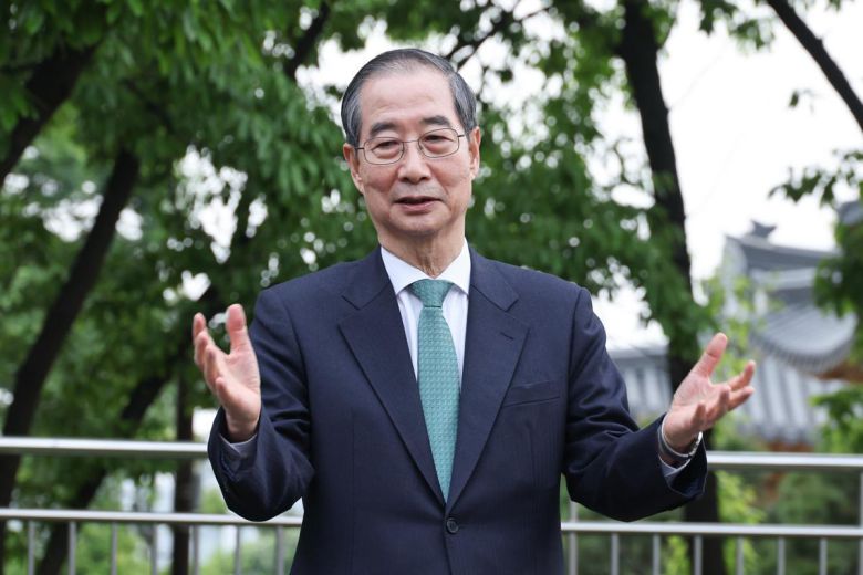 한덕수 무소속 대선 예비후보가 8일 오후 서울 여의도 국회 강변서재에서 김문수 국민의힘 대통령 후보와 후보 단일화 관련 1:1 공개 회동을 마친 후 백브리핑하고 있다. 뉴스1