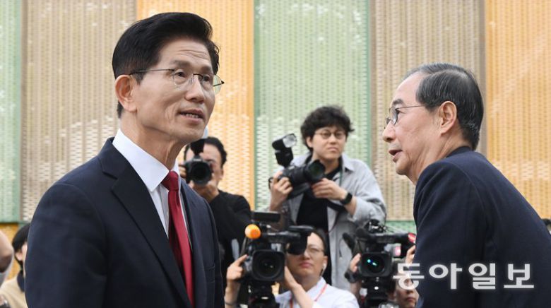 국민의힘 김문수 대선 후보(왼쪽)와 한덕수 전 국무총리가 8일 서울 국회 강변서재 카페에서 2차 회동을 마친 뒤 자리를 떠나고 있다. 이날 회담에서 김 후보가 “경선은 경선대로 해놓고 국민의힘 지도부가 왜 한 전 총리를 돕느냐”고 하자 한 총리는 “후보님이 그렇게 말한다면 그건 정말 해당 행위”라고 반박했다. 이훈구 기자 ufo@donga.com