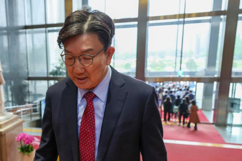 김문수 국민의힘 대통령 후보가 9일 서울 여의도 국회에서 열린 의원총회에서 지도부를 향해 “무소속을 당 후보 만들려 불법부당 수단 동원, 중단하라”며 입장을 밝힌 뒤 의총장을 떠나자 권성동 원내대표가 굳은 표정을 짓고 있다. 뉴스1