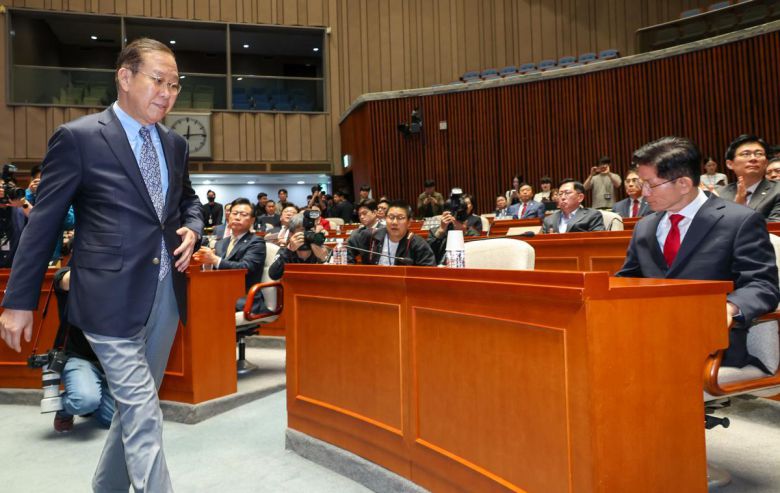 김문수 국민의힘 대통령 후보가 9일 서울 여의도 국회에서 열린 의원총회에서 지도부를 향해 “무소속을 당 후보 만들려 불법부당 수단 동원, 중단하라”며 입장을 밝히자 권영세 비대위원장이 “대단히 실망스럽다”고 발언한 뒤 의총장을 떠나고 있다. 2025.5.9. 뉴스1