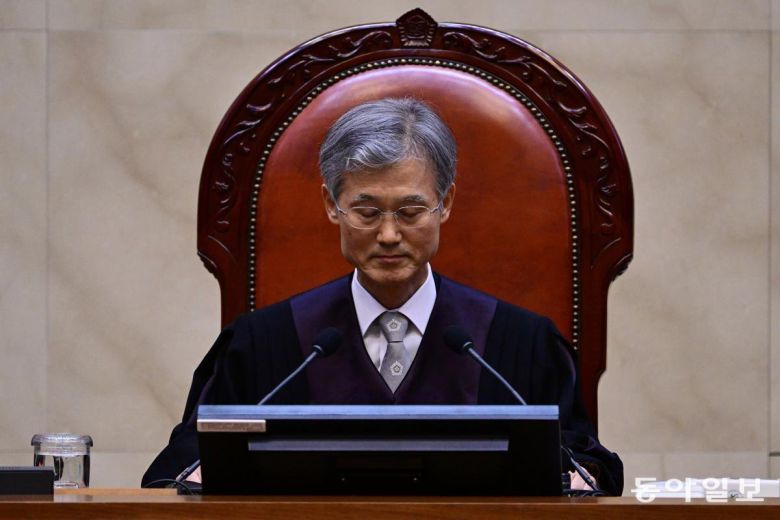 조희대 대법원장이 이달 1일 오후 대법원 법정에서 이재명 더불어민주당 대선 후보의 공직선거법 위반 사건 상고심 선고를 하기 앞서 고개를 숙이고 생각에 잠겨 있다. 사진공동취재단