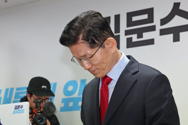 국민의힘으로부터 대통령선거 후보 자격이 취소된 김문수 후보가 10일 오전 서울 여의도에 마련된 대선 캠프 사무실에서 긴급기자회견을 마친 뒤 인사하고 있다. 2025.5.10/뉴스1