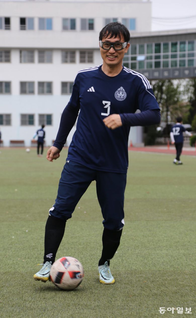 조영훈 뉴고려병원 정형외과 외상센터 과장이 모교인 서울 여의도고교 운동장에서 밝은 표정으로 공을 드리블하고 있다. 어릴 때부터 취미로 공을 찬 그는 매주 2~3회 축구를 즐기며 FC 메디칼스 멤버로 세계의사축구대회에도 출전하고 있다. 양종구 기자 yjongk@donga.com