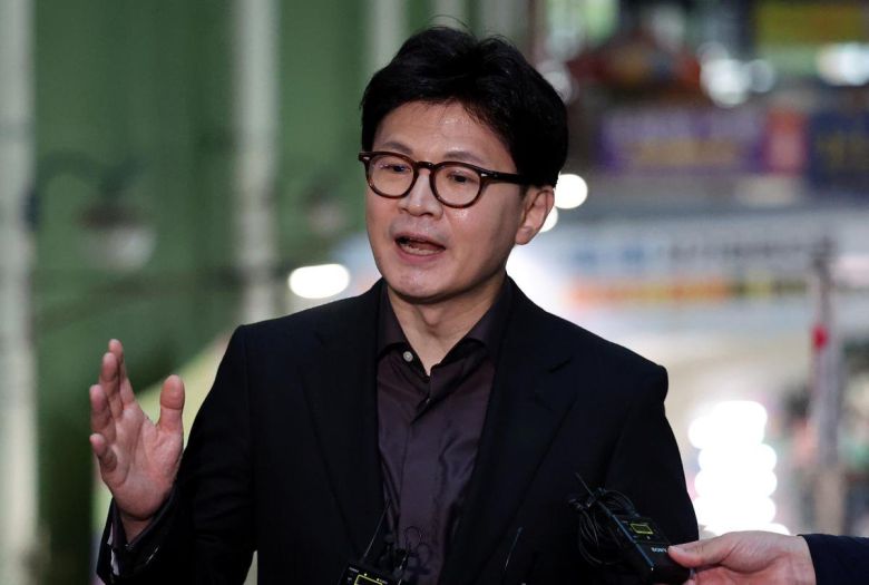 [대구=뉴시스] 한동훈 제21대 대통령 선거 국민의힘 경선 후보가 1일 대구 중구 서문시장에서 이재명 더불어민주당 대통령 후보의 공직선거법 위반 사건에 대한 대법원의 유죄 취지 파기환송 판결과 관련해 취재진의 질문에 답하고 있다. 2025.05.01.