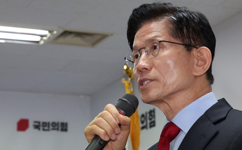 국민의힘으로부터 대통령선거 후보 자격이 취소된 김문수 후보가 10일 오전 서울 여의도에 마련된 대선 캠프 사무실에서 긴급기자회견을 하고 있다. 2025.5.10/뉴스1 ⓒ News1 장수영 기자