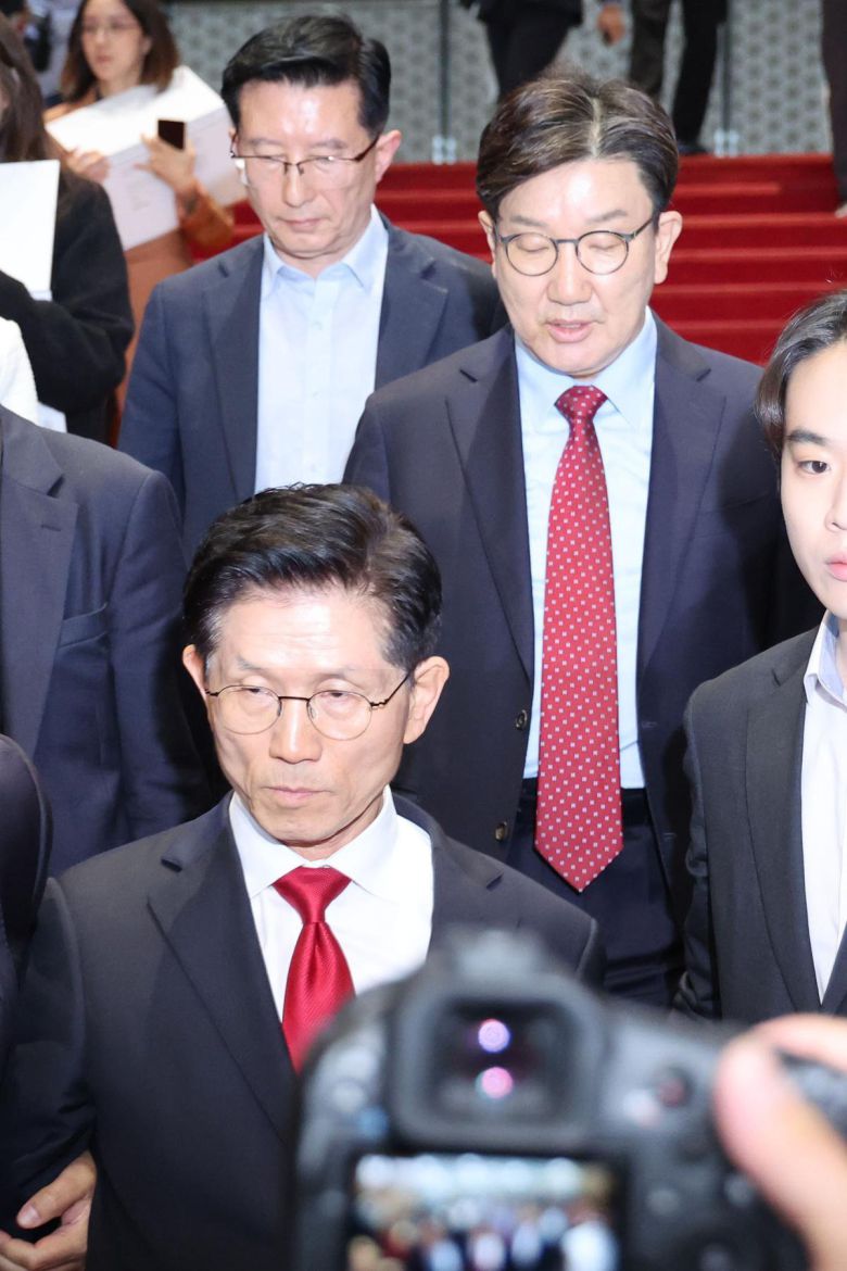 [서울=뉴시스] 김문수 국민의힘 대선 후보가 9일 오전 서울 여의도 국회에서 열린 의원총회에서 권영세 비상대책위원장의 발언을 마치고 이동하고 있다. 뒤로 권성동 의원이 말리고 있다. 2025.05.09. kch0523@newsis.com