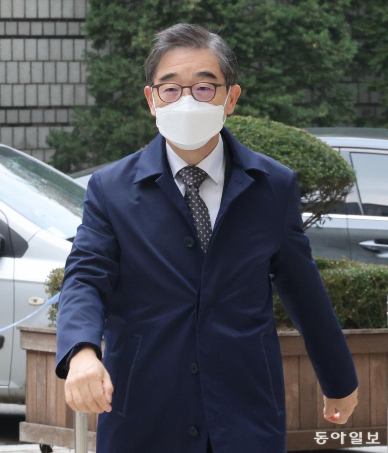 권순일 전 대법관이 지난해 11월 21일 오전 재판을 받기 위해 서울중앙지법에 출석하는 모습. 권 전 대법관은 퇴직 후에도 변호사 등록을 하지 않은 채 대장동 개발업자인 김만배 씨가 대주주로 있던 화천대유자산관리의 고문으로 재직하면서 변호사 활동을 한 혐의로 기소됐다. 동아일보DB