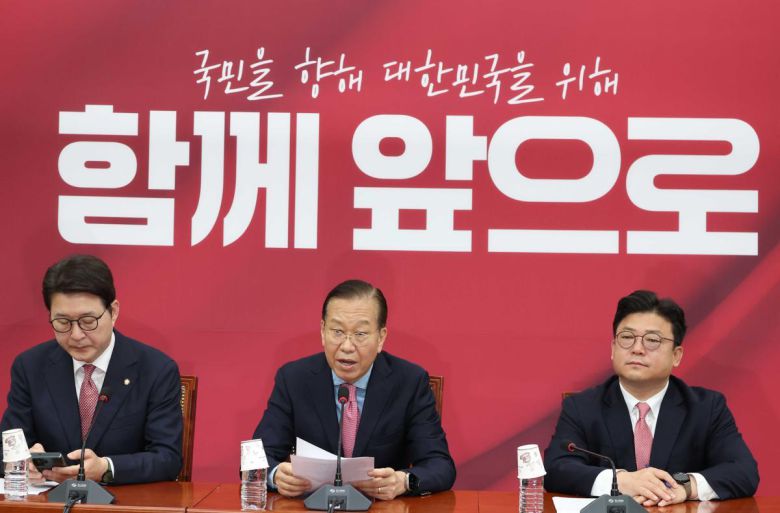 국민의힘 권영세 비상대책위원장(가운데)이 10일 오전 서울 여의도 국회에서 열린 후보 재선출 관련 기자회견에서 발언을 하고 있다. 왼쪽부터 신동욱 수석대변인, 권 비대위원장, 강명구 의원. 뉴시스