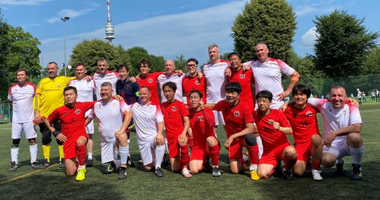 조영훈 뉴고려병원 정형외과 외상센터 과장(뒷줄 오른쪽에서 네 번째)이 2023 오스트리아 빈에서 열린 세계의사축구대회에서 헝가리 선수들과 기념사진을 찍었다. 조영훈 과장 제공.