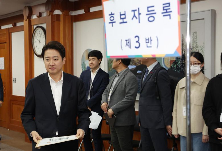 개혁신당 이준석 대선 후보가 10일 오전 경기도 과천시 중앙선거관리위원회에서 후보자 등록을 하고 있다. 뉴스1