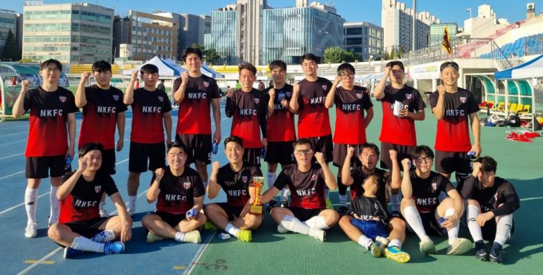 조영훈 과장(앞줄 왼쪽에서 네 번째)이 뉴고려병원 축구팀 멤버들과 포즈를 취했다. 조영훈 과장 제공.