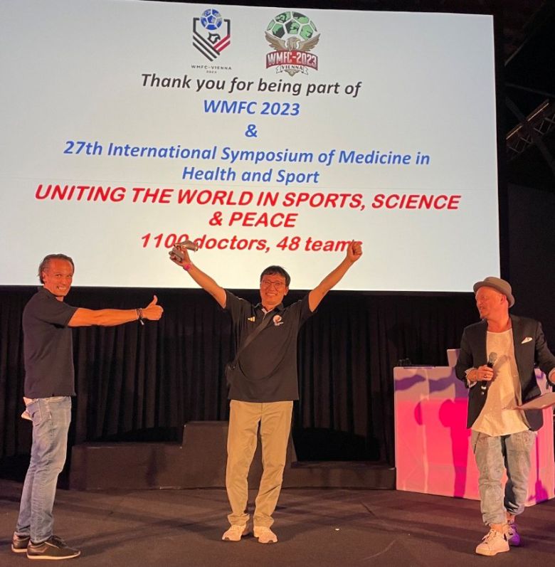 조영훈 과장(가운데)이 2023년 오스트리아 빈에서 열린 세계의사축구대회 심포지엄에서 발표를 한 뒤 포즈를 취했다. 조영훈 과장 제공.