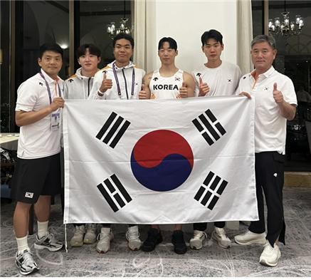 육상 남자 400m 계주 대표팀의 하경수 코치, 서민준, 나마디 조엘진, 이재성, 고승환, 최인해 단장(왼쪽부터). 대한육상연맹 제공