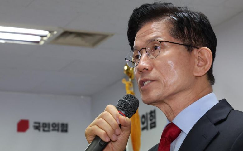 국민의힘으로부터 대통령선거 후보 자격이 취소된 김문수 후보가 10일 오전 서울 여의도에 마련된 대선 캠프 사무실에서 긴급기자회견을 하고 있다. 2025.5.10/뉴스1