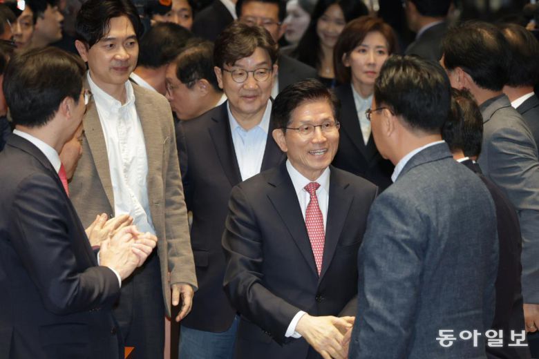 11일 김문수 후보와 권성동 원내대표가 의원총회가 열린 국회 예결위 회의장에 입장하며 의원들과 인사하고 있다. 박형기 기자 oneshot@donga.com