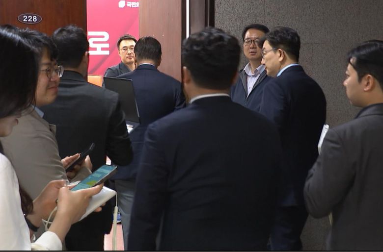 국민의힘 지도부가 김문수 대선 후보 대신 한덕수 전 국무총리를 대선 후보로 재선출하기 위해 당 비상대책위원회를 소집하고 회의장에 들어가는 모습. 채널A 화면 캡처