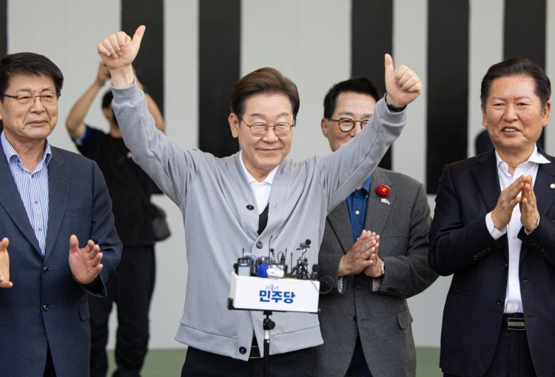 경청투어에 나선 이재명 더불어민주당 대통령 후보가 11일 오후 전남 해남군 군민광장 야외공연장에서 연설에 앞서 엄지를 들어보이고 있다. 뉴스1