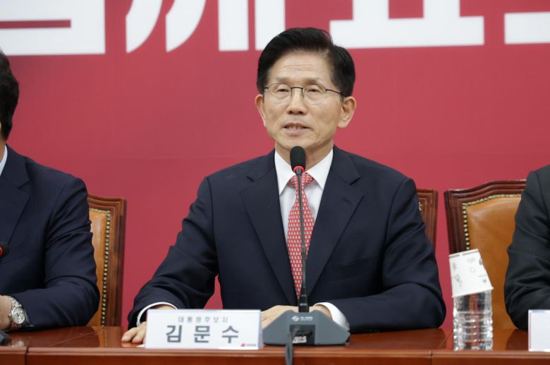 국민의힘 김문수 대통령선거 후보가 11일 오후 서울 여의도 국회에서 열린 중앙선거대책위원회 첫 회의에 참석해 발언하고 있다. 박형기 기자 oneshot@donga.com