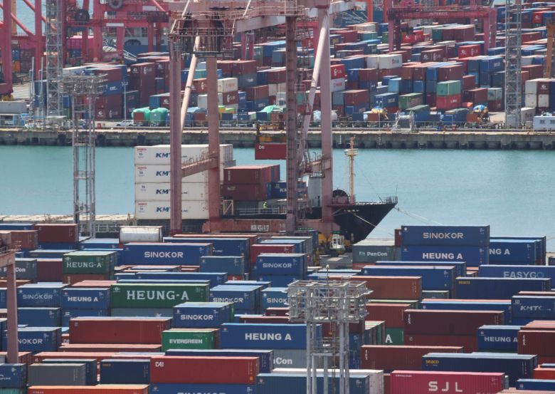 지난 21일 부산항 신선대부두와 감만부두 야적장에 컨테이너가 가득 쌓여 있다. 2025.4.21/뉴스1