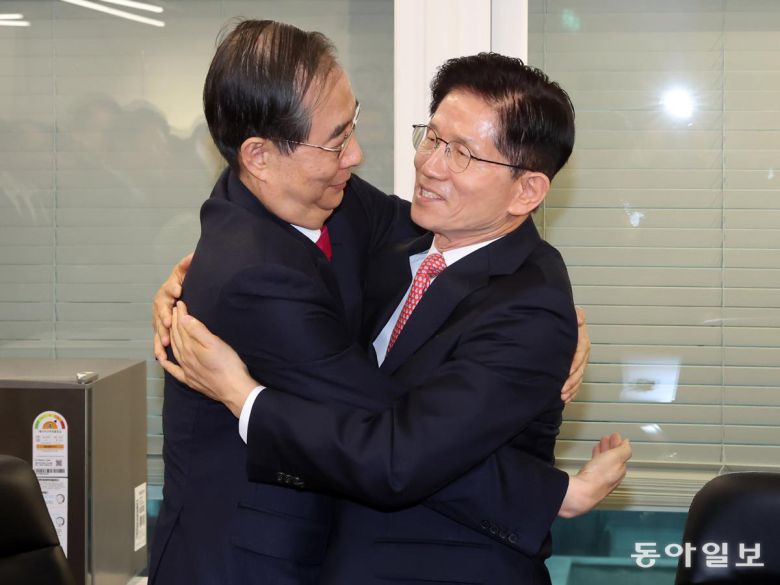 국민의힘 김문수 대통령선거 후보와 한덕수 전 국무총리가 11일 서울 여의도 국민의힘 대선후보 사무실에서 회동을 마친 뒤 포옹하고 있다.박형기 기자 oneshot@donga.com