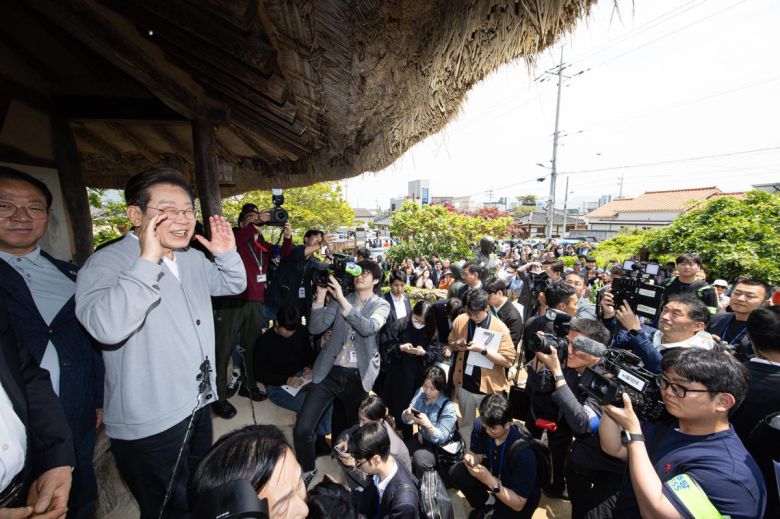 경청투어에 나선 이재명 더불어민주당 대통령 후보가 11일 오후 전남 강진군 강진읍 사의재를 찾아 시민들에게 인사말을 하고 있다. 뉴스1