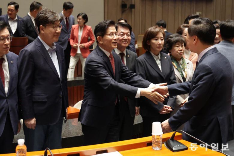 11일 김문수 후보가 의원들과 악수하며 의원총회를 마무리하고 있다. 권성동 원내대표를 비롯해 그를 둘러싼 의원들이 굳은 표정으로 이를 지켜보고 있다. 박형기 기자 oneshot@donga.com