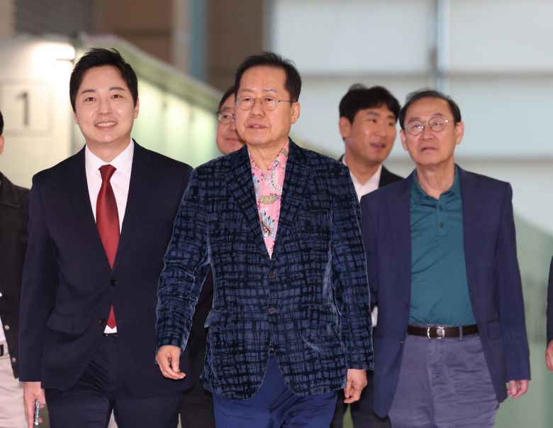 홍준표 전 대구시장이 10일 오후 인천국제공항 제1여객터미널을 통해 미국으로 출국하고 있다. 2025.05.10 인천공항=뉴시스
