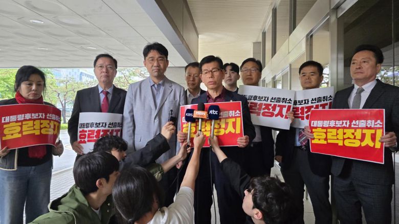 10일 서울 양천구 남부지방법원에서 김문수 캠프 관계자들이 국민의힘 21대 대통령 후보자 선출취소 효력정지 가처분 신청서를 제출하기 앞서 질의에 답하고 있다. 2025.5.10 김문수 캠프 제공