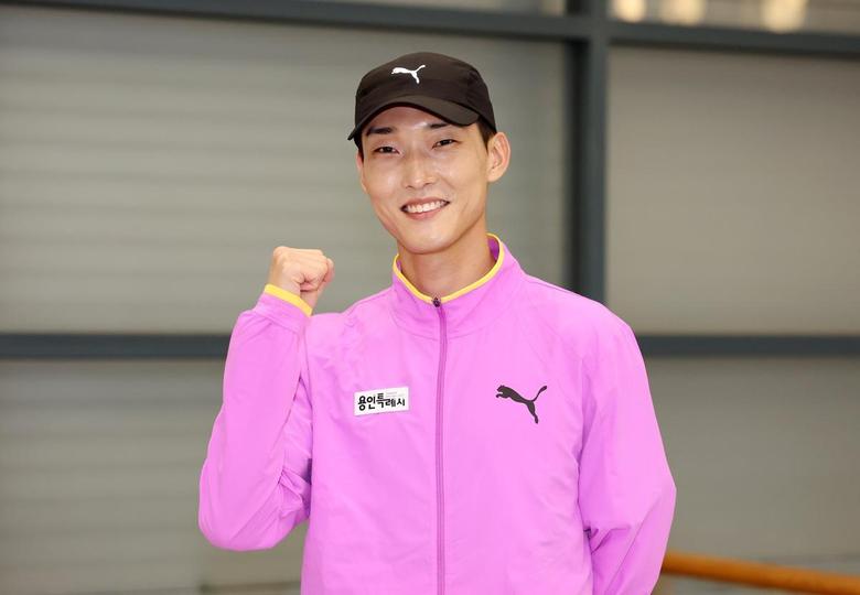 ‘스마일 점퍼’ 우상혁이 카타르 도하에서 열린 ‘왓 그래비티 챌린지’에서 우승을 차지한 후 10일 오후 인천국제공항 제1여객터미널을 통해 귀국해 파이팅 포즈를 취하고 있다. 인천=뉴시스