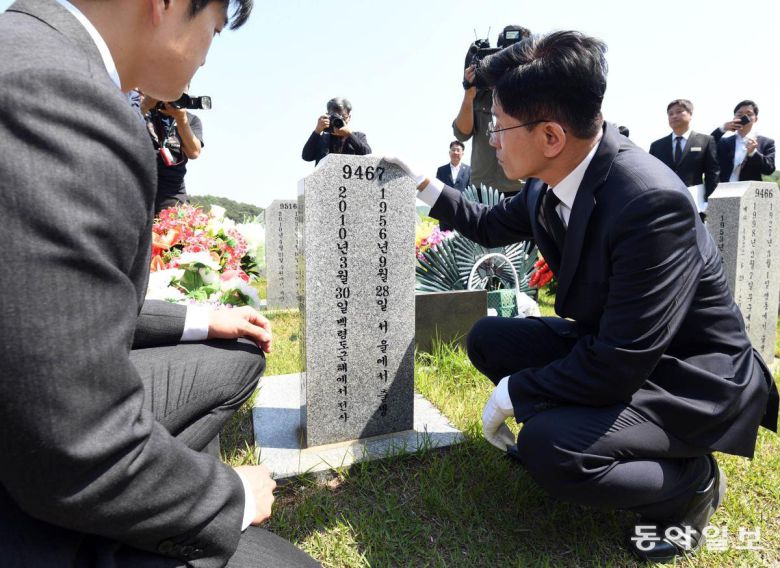 국민의힘 김문수 대선후보가 12일 대전 유성구 국립대전현충원을 찾아 한준호 준위 묘역을 참배 중 눈물을 흘리고 있다. 사진공동취재단/장승윤